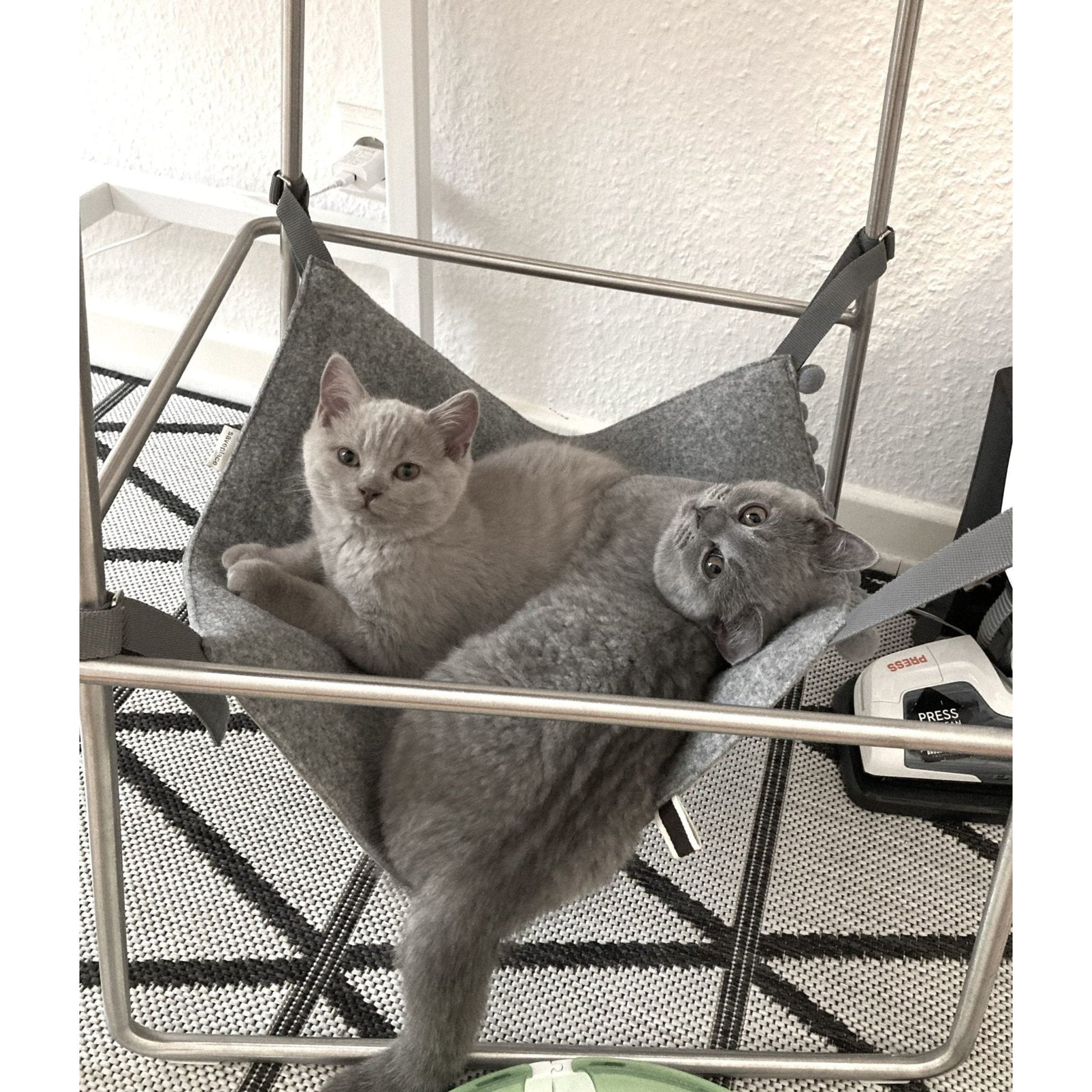 WARM MIST Saveplace® Hängematte für die Katze, Grau mit Pompons - Askmy4Cats